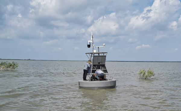 魚塘水質(zhì)監(jiān)測(cè)設(shè)備圖片3